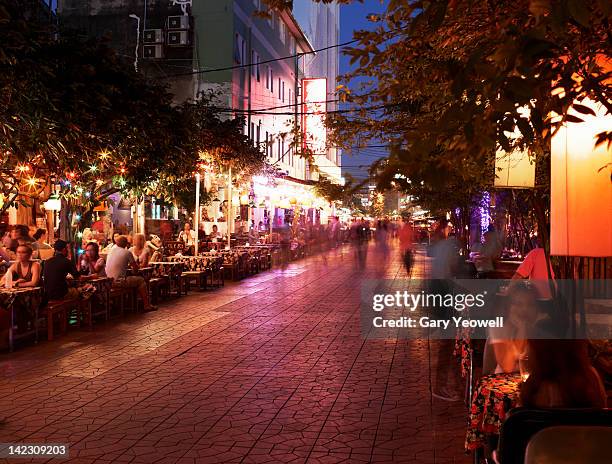 tourists sitting at bars and restaurants at night - khao san road bildbanksfoton och bilder