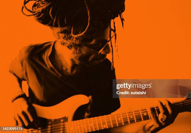 el guitarrista. - oficio artístico fotografías e imágenes de stock