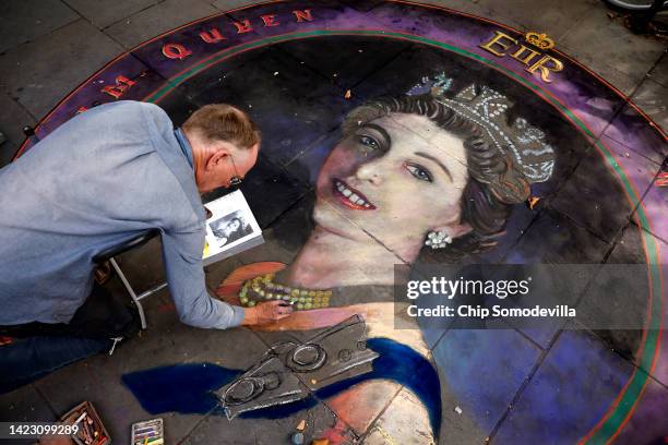 Chalk artist Julian Beever works on a portrait of Queen Elizabeth II on the sidewalk near Trafalgar Square following the death of the queen last week...