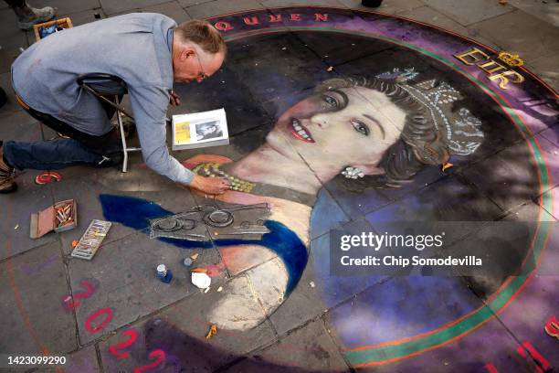 Chalk artist Julian Beever works on a portrait of Queen Elizabeth II on the sidewalk near Trafalgar Square following the death of the queen last week...