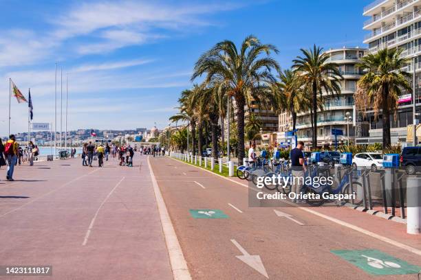 promenade des anglais in nice - french riviera - promenade stockfoto's en -beelden