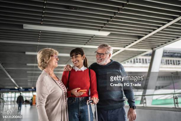 neta e avós em uma estação de metrô - família de duas gerações - fotografias e filmes do acervo