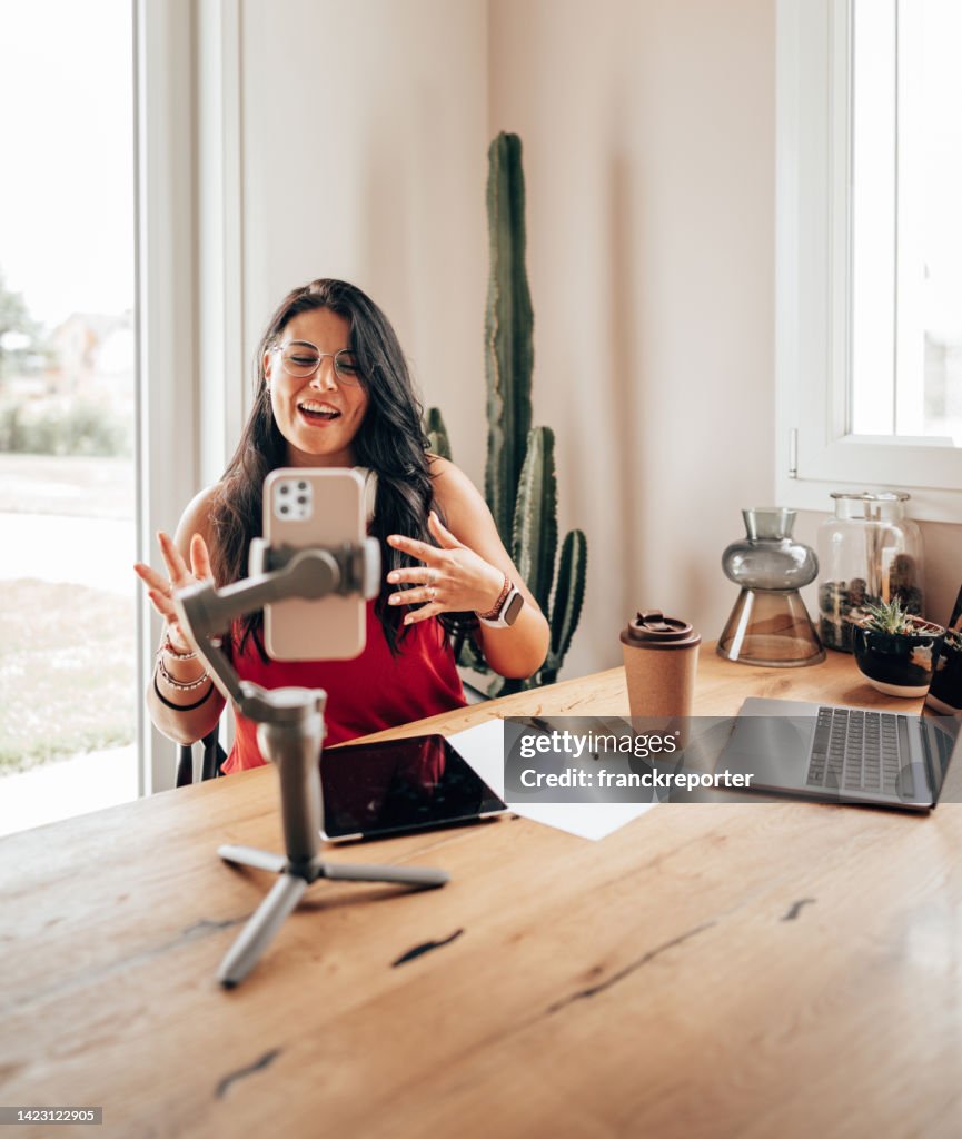 Modelo de moda influenciador vlogging com a comunidade