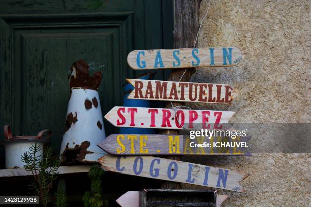 street sign provence france - st tropez stockfoto's en -beelden