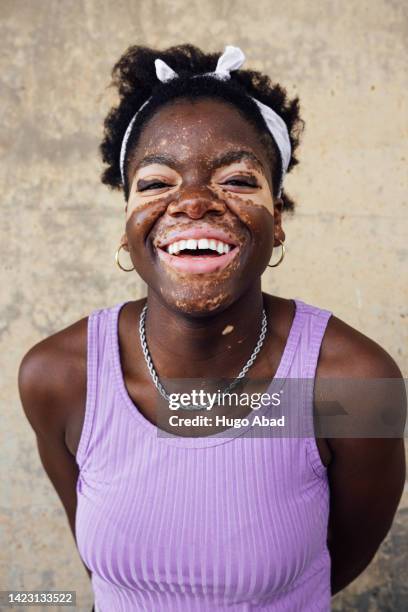 portrait of a young black woman. - hautausschlag stock-fotos und bilder