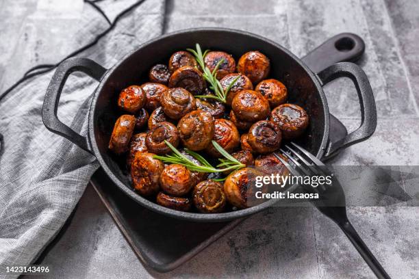 mushroom pan - white mushroom stockfoto's en -beelden