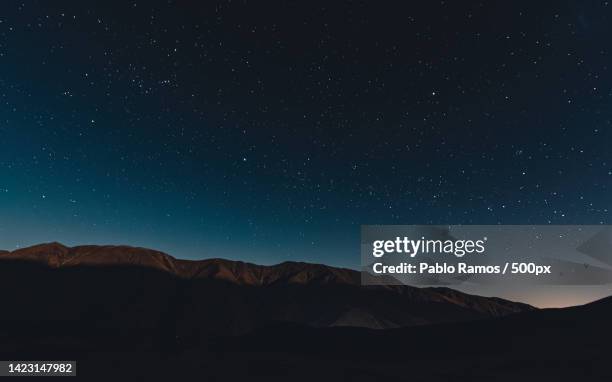 scenic view of mountains against sky at night,volcan,jujuy,argentina - ecosistema 個照片及圖片檔