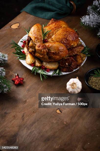 christmas baked chicken for festive dinner - portion imagens e fotografias de stock