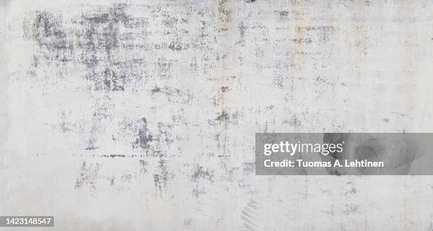 front view of a weathered, aged and dirty wall, white plastered and painted surface peeling off. - técnica de imagem grunge - fotografias e filmes do acervo