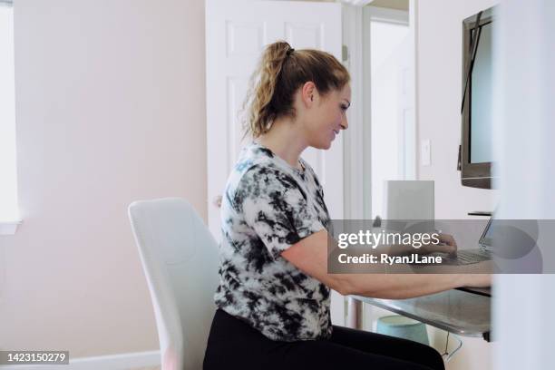 frau arbeiten im home office - modem stock-fotos und bilder