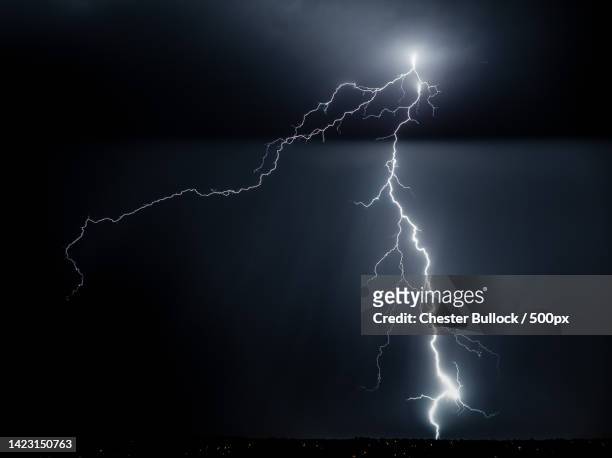 low angle view of lightning in sky at night - rayo fotografías e imágenes de stock