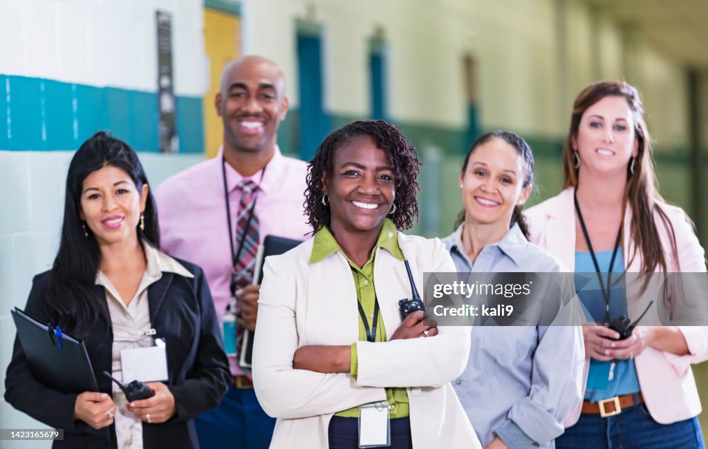 Mujer afroamericana lidera al personal escolar