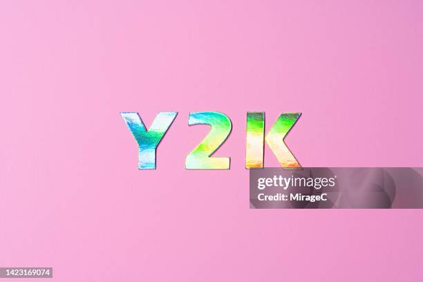 holographic word y2k on pink, year2000 or y2k fashion - el milenio fotografías e imágenes de stock