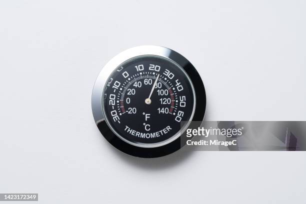 circle thermometer fahrenheit and celsius, normal temperature - temperature gauge stock-fotos und bilder