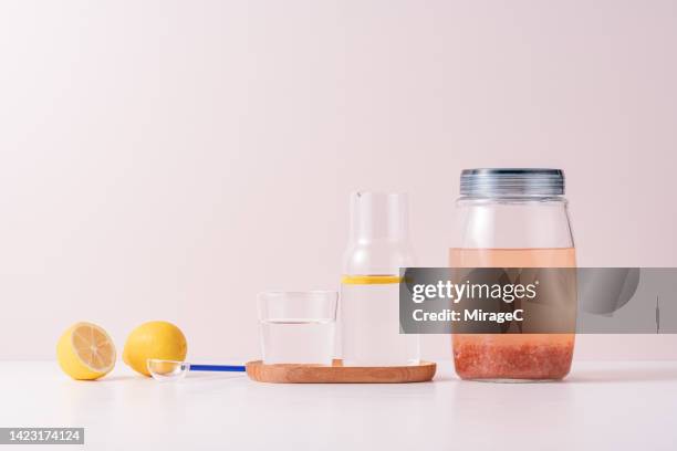 pink himalayan salt water sole, salt detox beverage - sale rosa foto e immagini stock