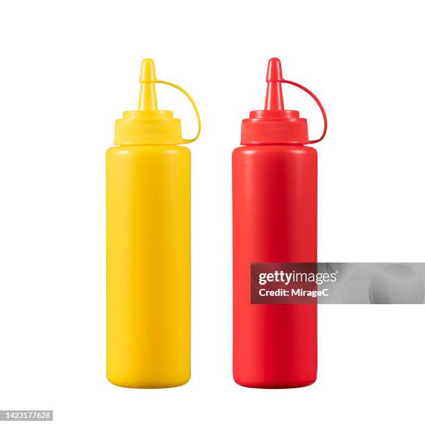 mustard squeeze bottle and ketchup squeeze bottle isolated on white - savory sauce stockfoto's en -beelden