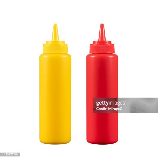 mustard and ketchup squeeze bottles set isolated on white - tomatenketchup stockfoto's en -beelden