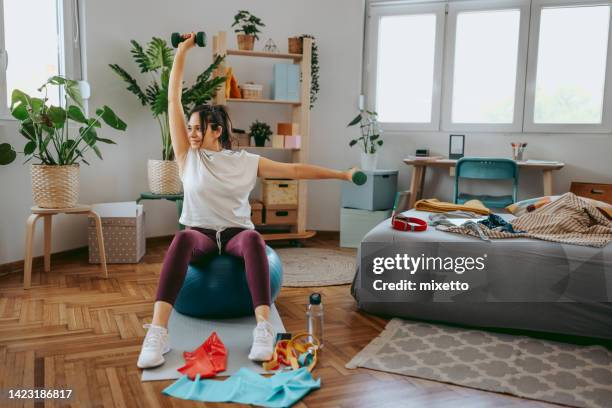 rutina de ejercicios en casa - yoga ball fotografías e imágenes de stock