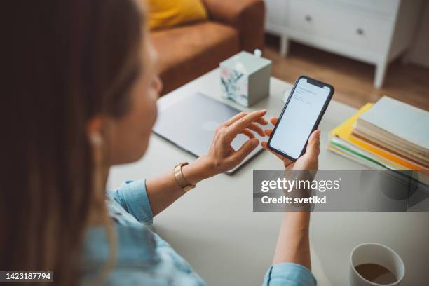 mujer en la oficina en casa usando un teléfono inteligente - social media fotografías e imágenes de stock