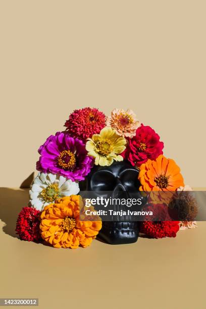 creative halloween or santa muerte idea. mexican skull with bright flowers on beige background. concept of day of the dead, dia de los muertos. - all souls day 個照片及圖片檔