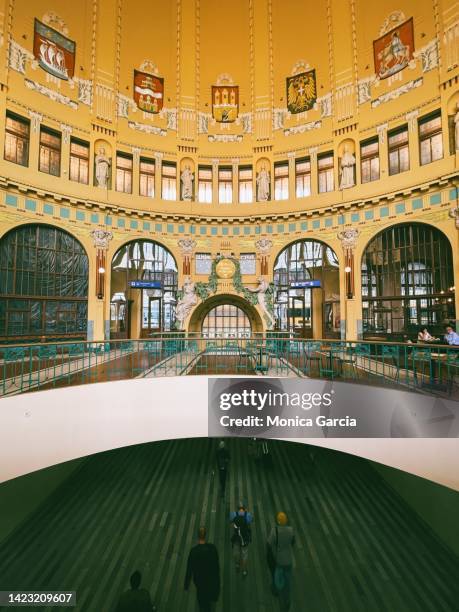 prague main station - czech republic stockfoto's en -beelden