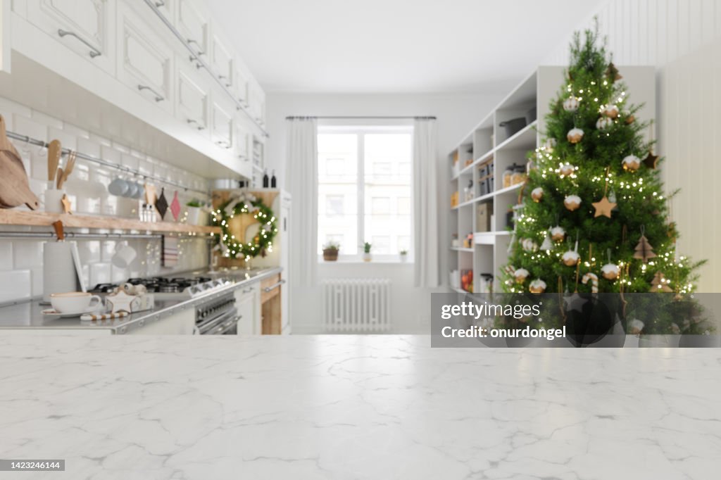 Surface de marbre blanc vide et arrière-plan de cuisine flou avec arbre de Noël