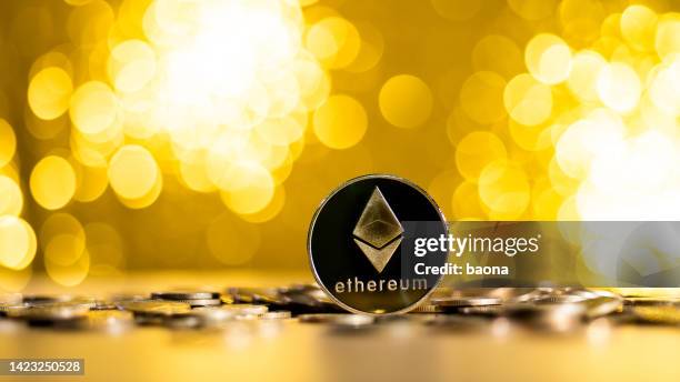 ethereum cryptocurrency on shiny background - ethereum stockfoto's en -beelden