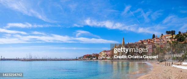coloridos edificios de menton en la riviera francesa - costa azul fotografías e imágenes de stock
