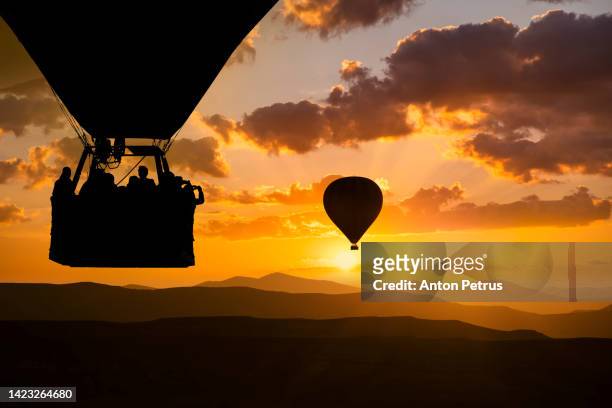hot air balloons at sunset in the mountains - cappadocia hot air balloon 個照片及圖片檔