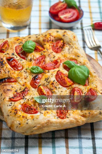 homemade focaccia tomato - fougasse photos et images de collection