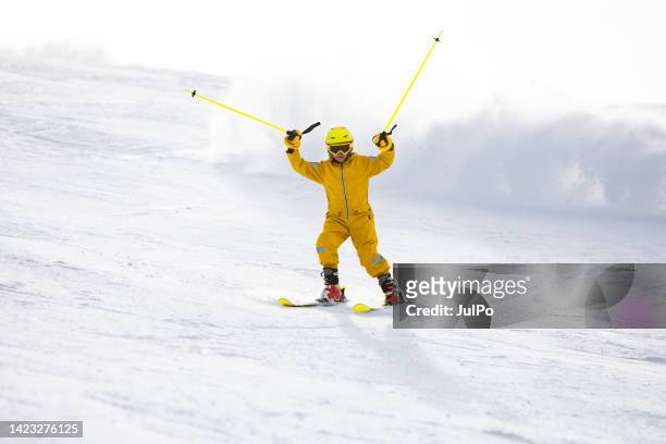 schuljunge skifahren in den bergen - motorradhelm stock-fotos und bilder