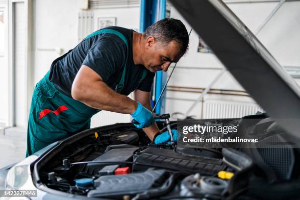 reparación y servicio mecánico auto - car workshop fotografías e imágenes de stock