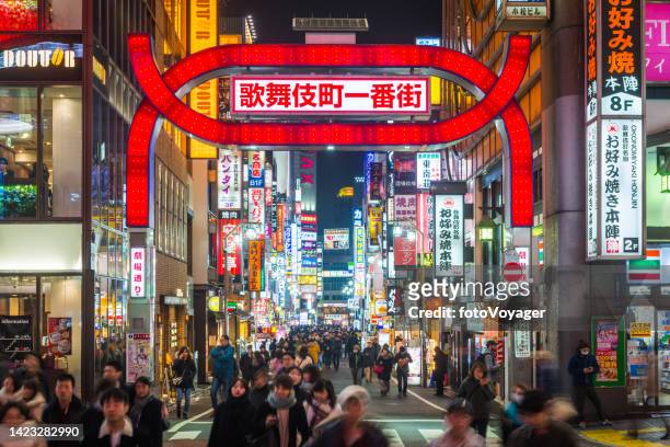 tokyo neon nights crowds walking through kabukicho entertainment district japan - tokyo imagens e fotografias de stock