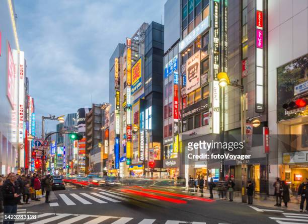 tokyo neon nights crowded shopping streets shinjuku traffic japan - kabuki cho stock pictures, royalty-free photos & images