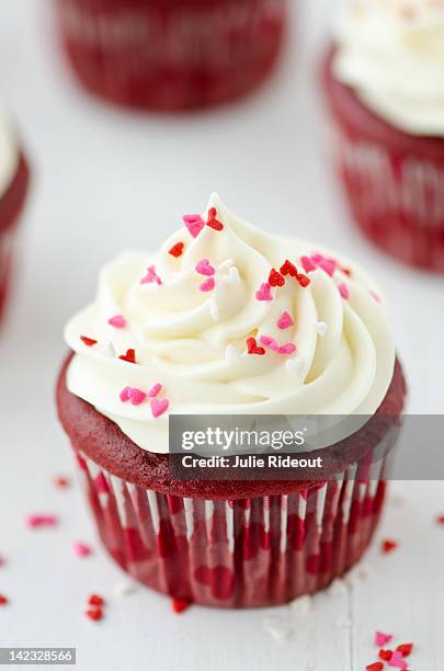 red velvet cupcakes - cupcake foto e immagini stock