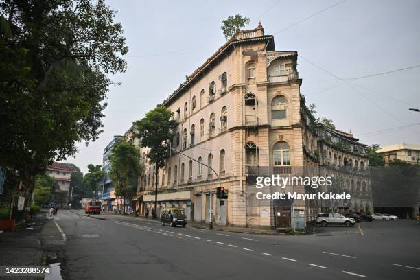 mumbai streets - mumbai street stock pictures, royalty-free photos & images