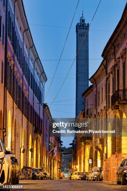 sunrise scene of cityscape of bologna with the two towers, asinelli and garisenda, symbol of bologna, emilia romagna, italy - asino animale foto e immagini stock