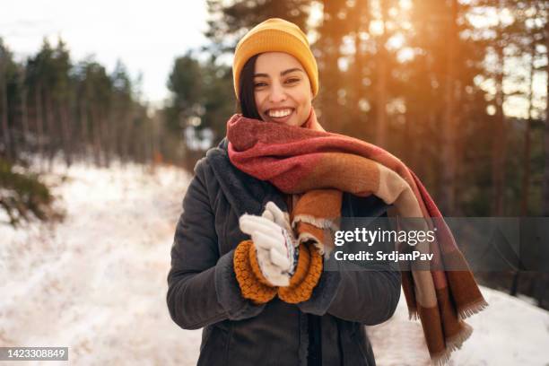 hermosa joven caucásica en la naturaleza durante el invierno - warm clothing fotografías e imágenes de stock