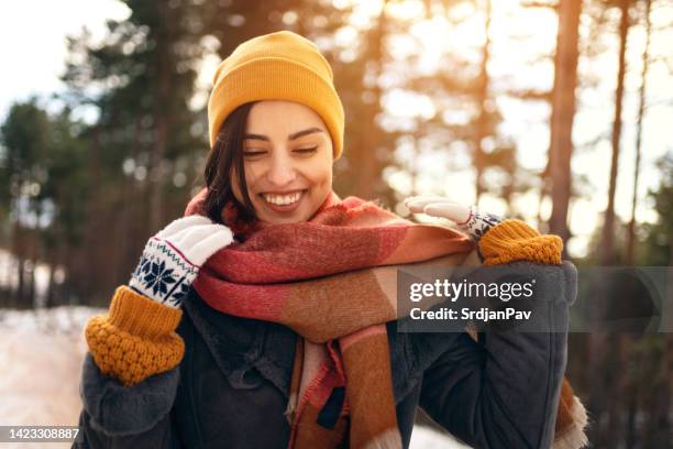 hermosa joven caucásica en la naturaleza durante el invierno - shawl fotografías e imágenes de stock