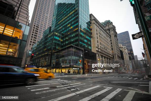 fifth avenue manhattan new york city - fifth avenue stock pictures, royalty-free photos & images