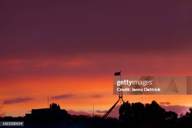 australian parliament house at sunset - parlamentsgebäude canberra stock-fotos und bilder