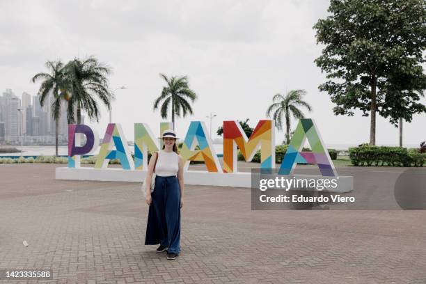 chica visitando lugar turístico en la ciudad de panamá - panama fotografías e imágenes de stock