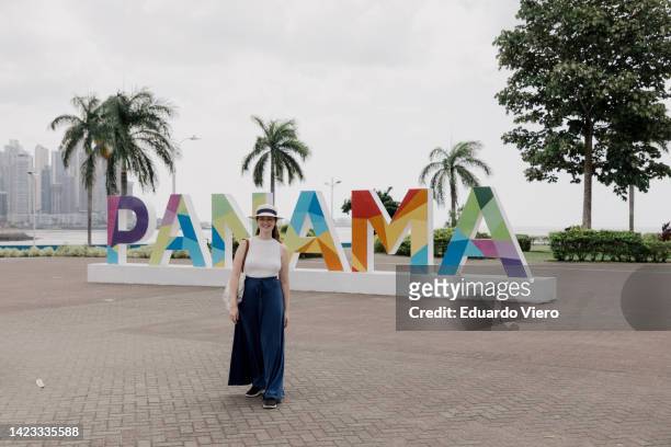 ragazza che visita il luogo turistico a panama city - panama city panama foto e immagini stock