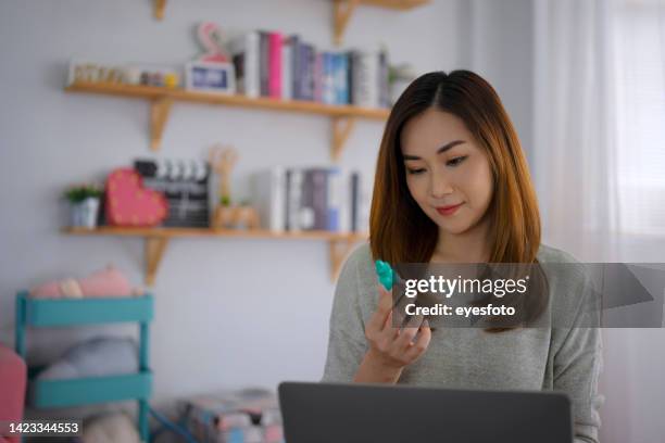 frau liest verschreibungspflichtige medikamente etikett. - augentropfen stock-fotos und bilder