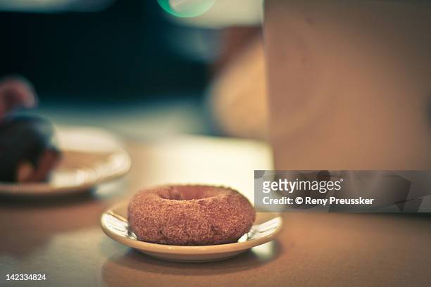 sugar donut - reny preussker imagens e fotografias de stock