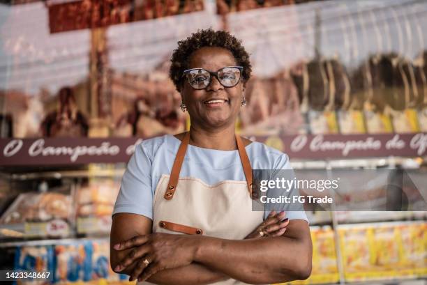 ritratto di una macelleria femminile proprietaria - butcher foto e immagini stock