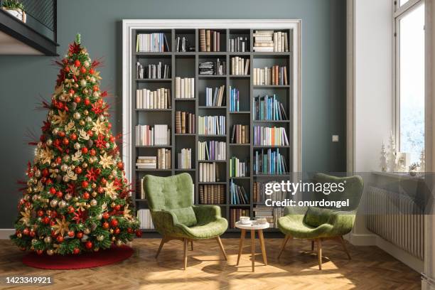 lesesaal-interieur mit weihnachtsbaum, bücherregal, grünen sesseln und couchtisch - bookshelves interiors stock-fotos und bilder