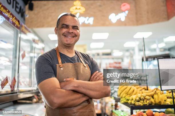 retrato del dueño de un mercado - happy merchant fotografías e imágenes de stock