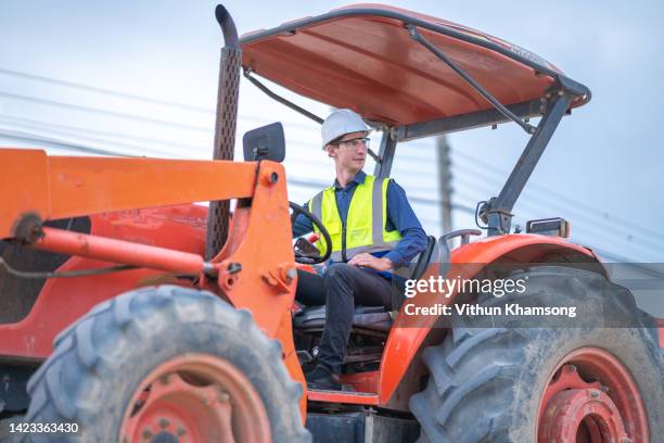 Contractor Loading 360 Contractor Loading Truck Stock Photos, High-Res Pictures, and ...