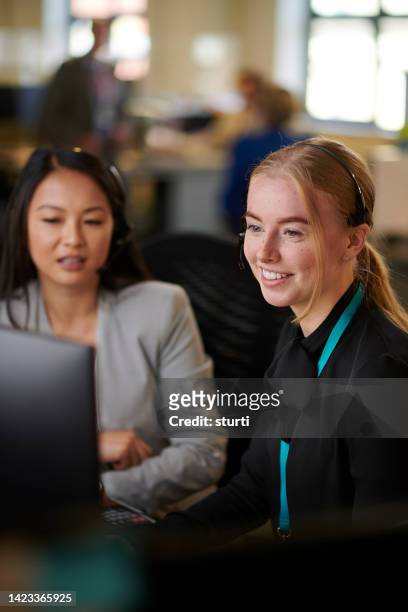 call center intern with supervisor - training center stock pictures, royalty-free photos & images